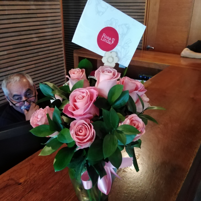 Amparo en Ánfora 12 rosas - Florero de vidrio tipo ánfora con 12 rosas color rosado