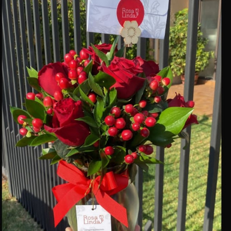 Antonia Rojo 9 rosas - Florero transparente con 9 rosas e hypericum