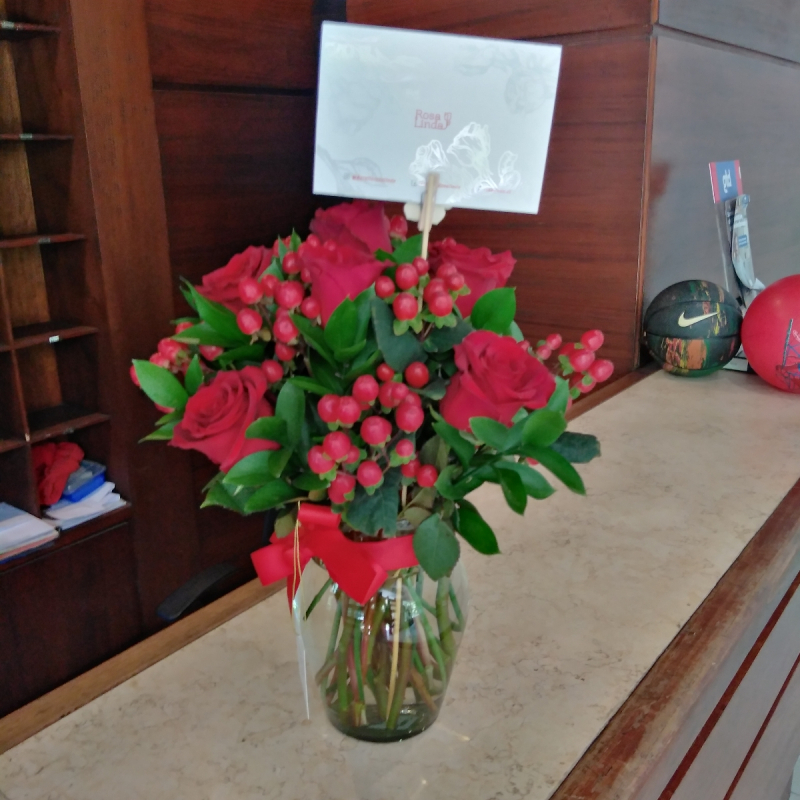 Antonia Rojo 9 rosas - Florero transparente con 9 rosas e hypericum