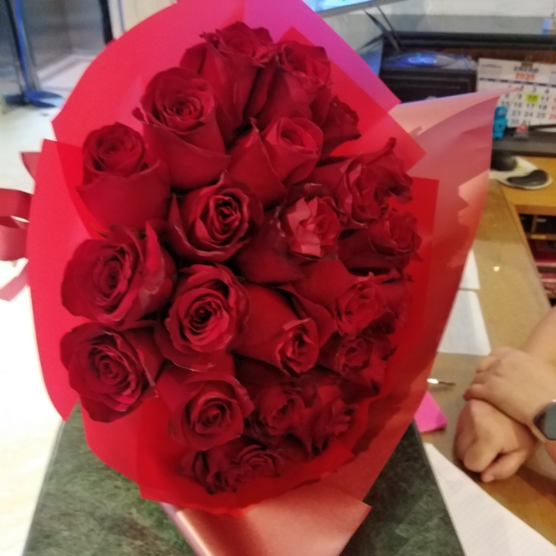 Ramo de rosas - Ramo circular con 24 rosas ecuatorianas rojas