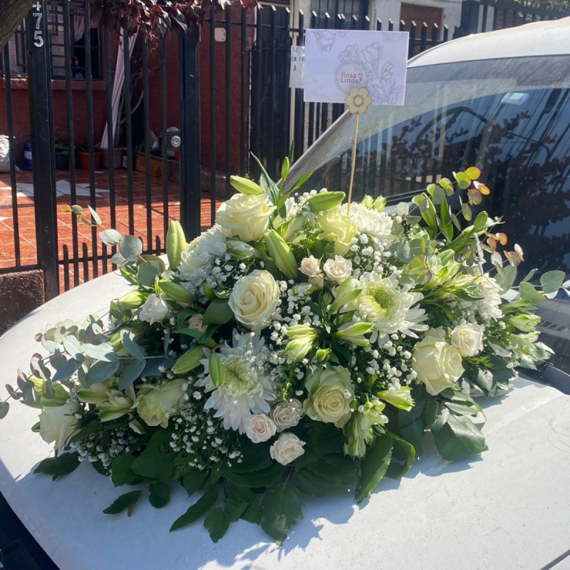 Sobria Despedida - Cubre Urna de defunción con gerberas y liliums blancos