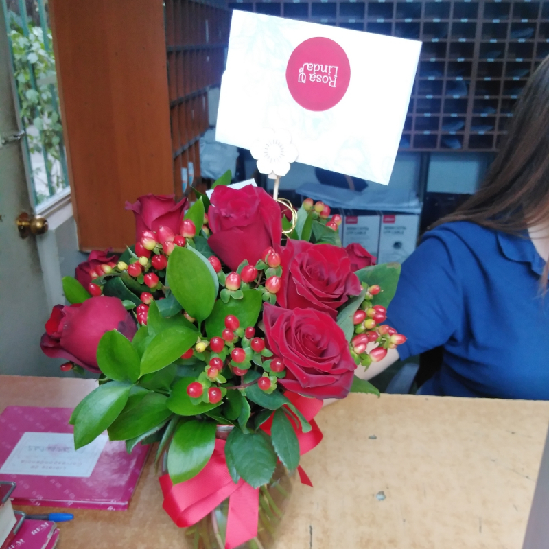 Antonia Rojo 9 rosas - Florero transparente con 9 rosas e hypericum