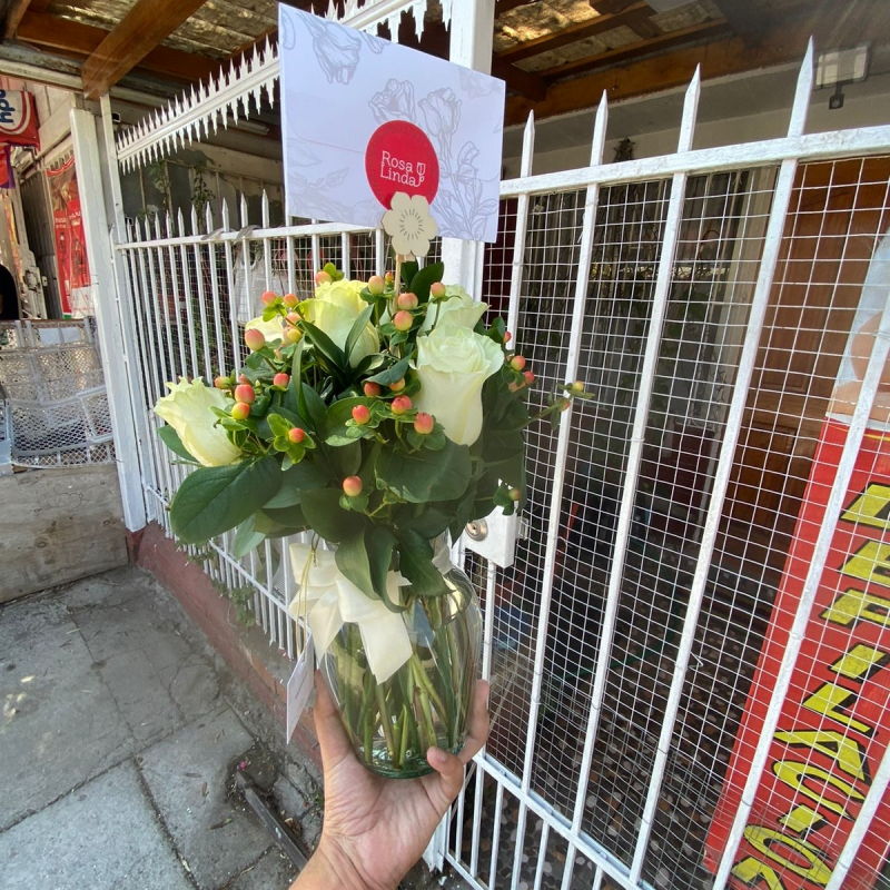 Antonia Blanco 9 rosas - Florero transparente con 9 rosas e hypericum